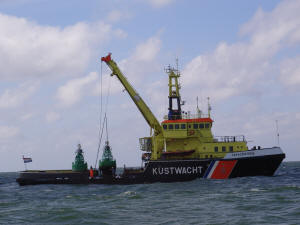 Die Küstenwache legt neue Tonnen