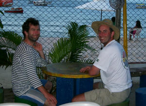 Alex und Christian warten in der Strandbar auf die Caipirinhas