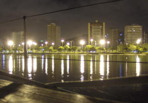 Die Uferpromenade von Vitoria bei Nacht